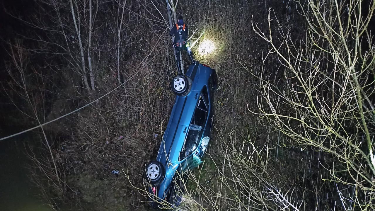 Otomobil çaya düştü! Baba ve oğul hayatını kaybetti