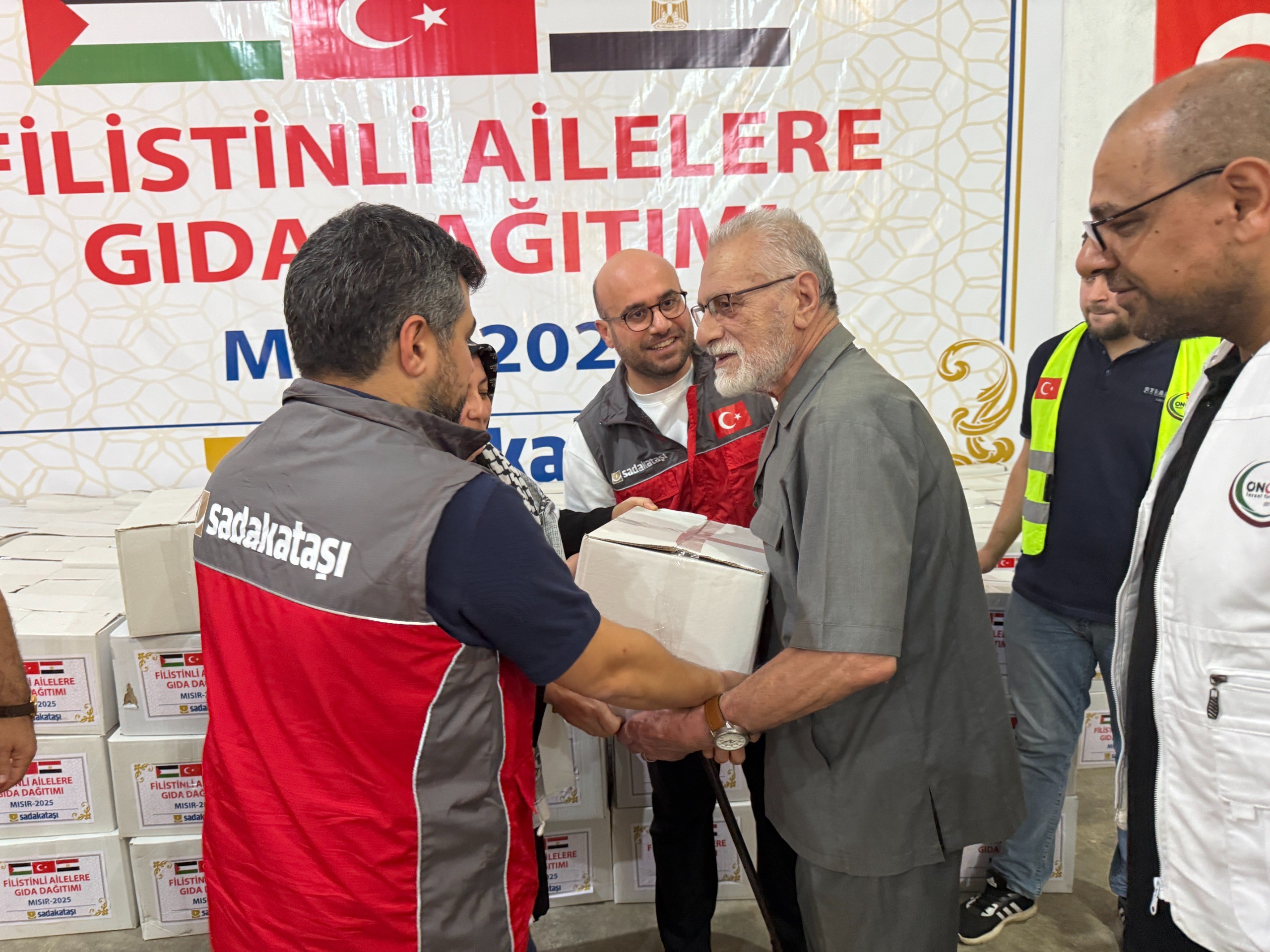 Sadakataşı Mısır’da yaşayan Gazzeli ailelere yardım ulaştırdı