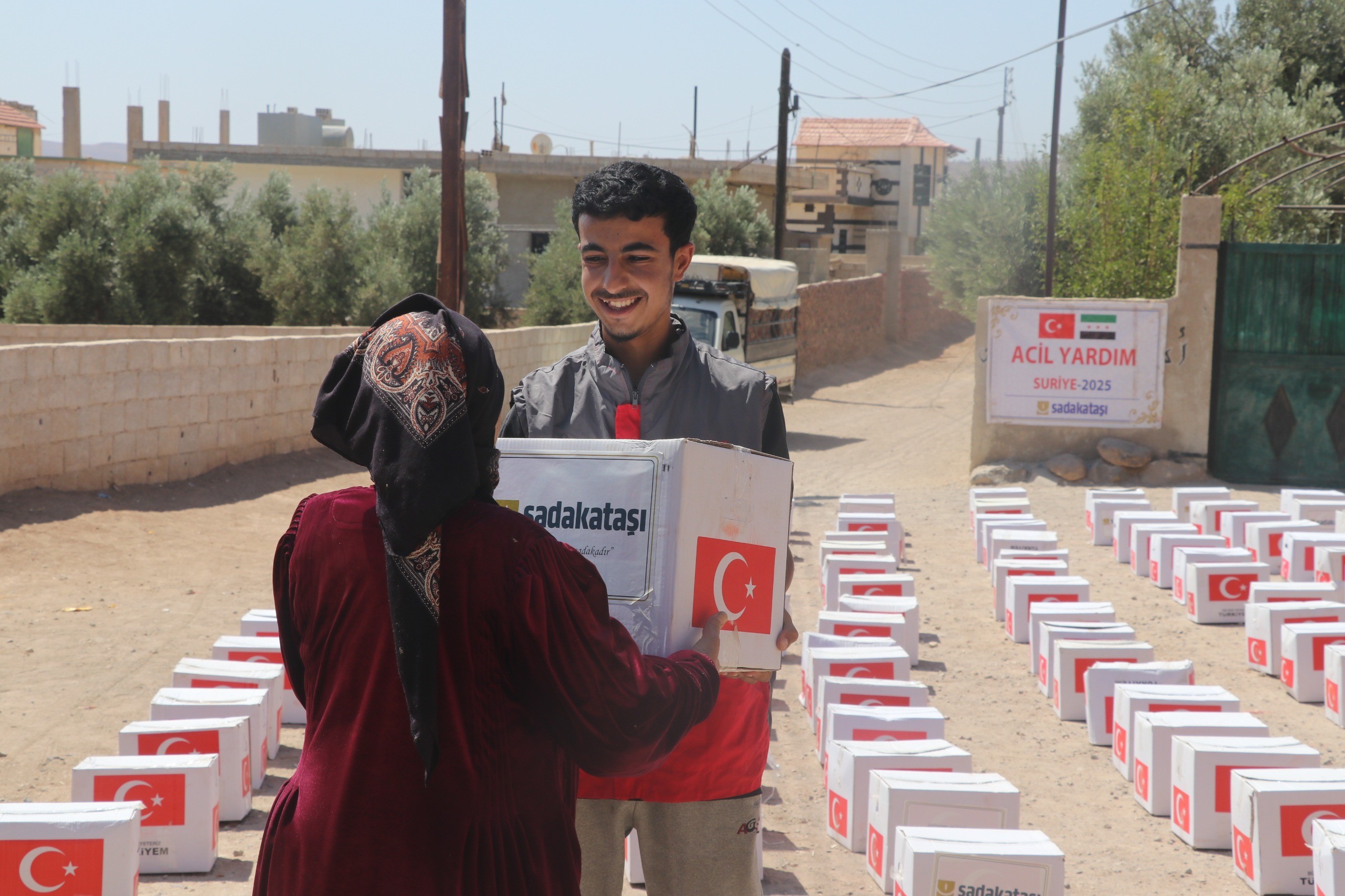 Sadakataşı Suriye’de 4 bin aileye gıda kolisi ulaştırdı