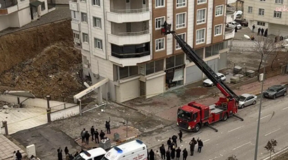 Şanlıurfa'da istinat duvarı çöktü