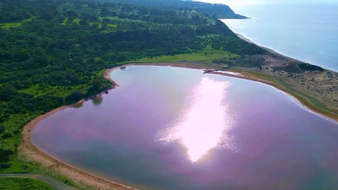 Şekli ve rengiyle dikkat çekiyor! O göl jandarma korumasında