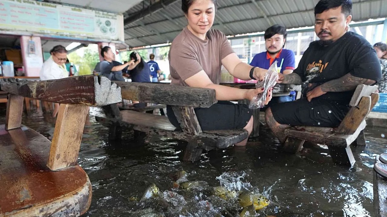 Sel bastı, müşteri taştı: Restoran ziyaretçi akınına uğradı