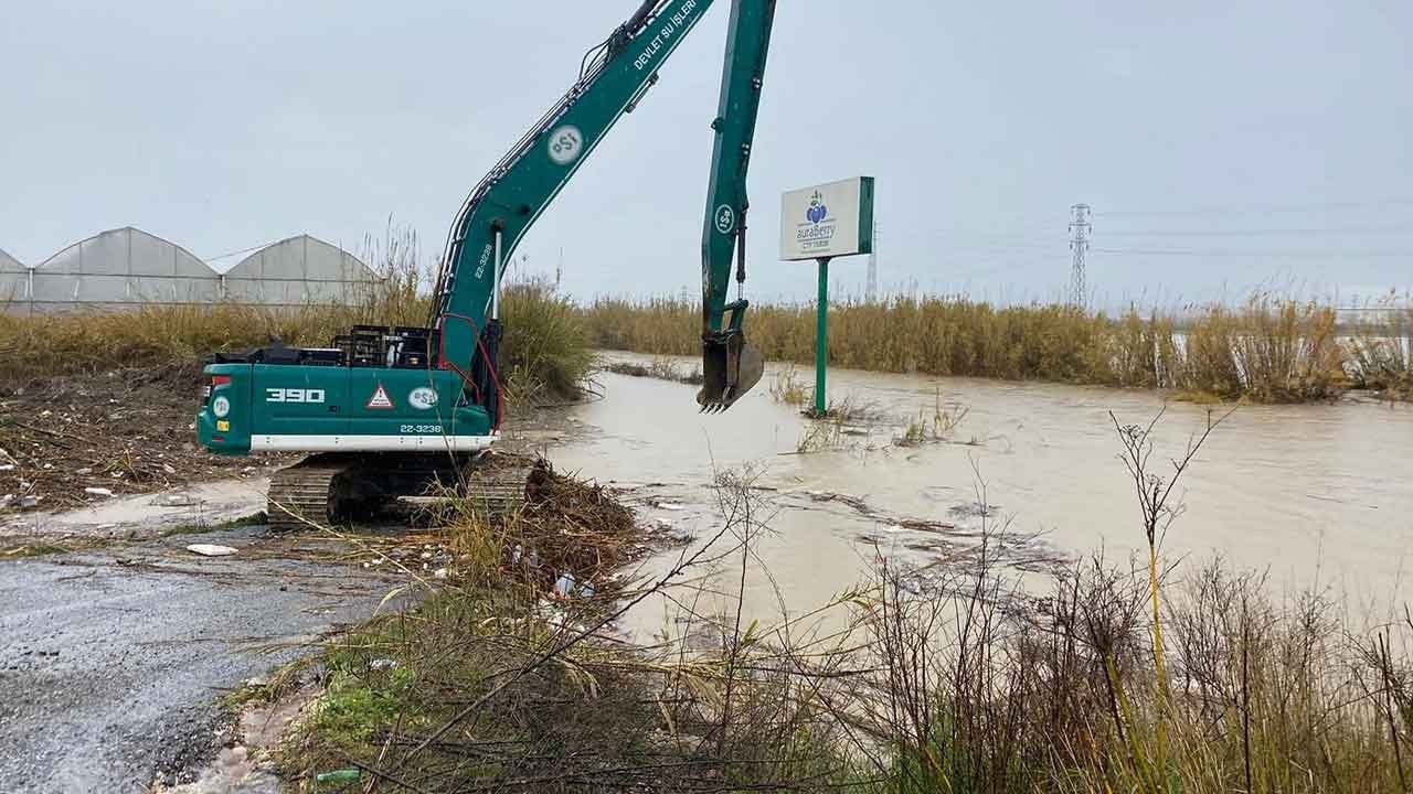 Serik'te gökyüzü adeta boşaldı! Köprüçayı Irmağı öfkeyle taştı