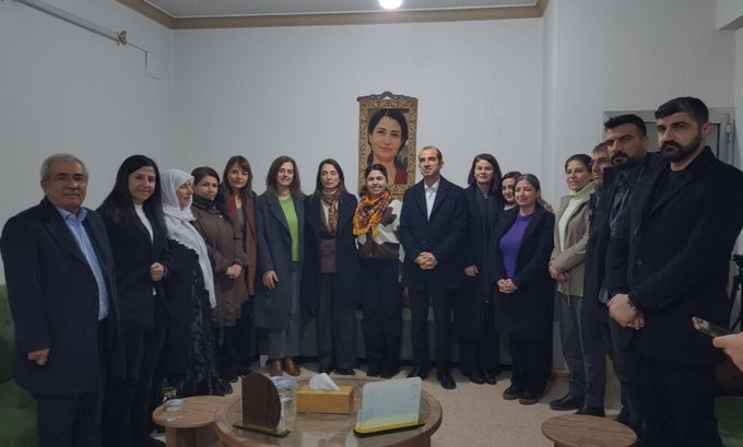 Suriye uzantısının silah bırakması için kılını kıpırdatmadı Dem darbe yiyen YPG’ye destek turunda