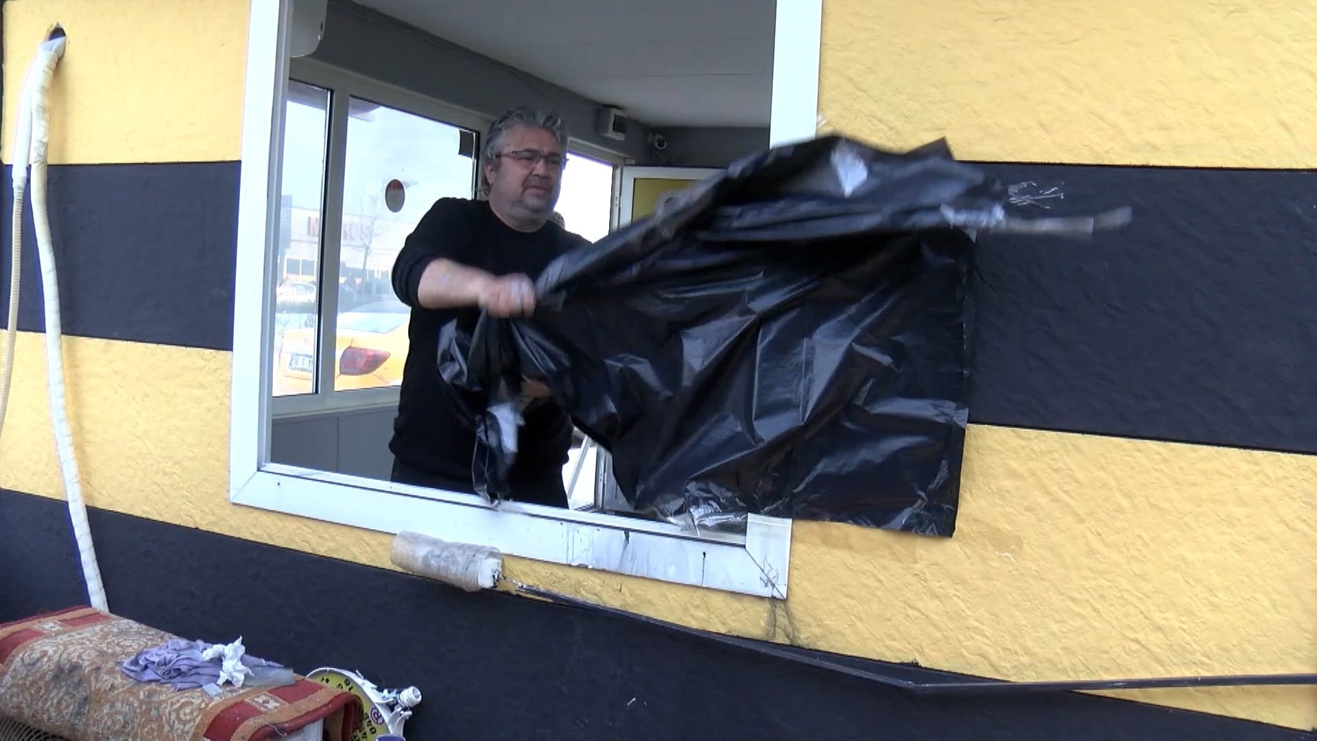 "Taksi beni sevmiyor" diyerek dehşet saçtı! Bursa Şehir Hastanesi'nde ayaklı küllükle taksi durağını birbirine kattı