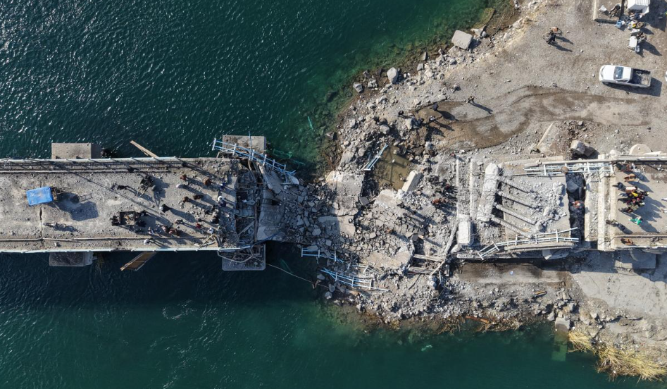 Terörden geride kalan enkaz: Suriye hükümeti YPG’nin patlattığı köprüleri onarıyor!