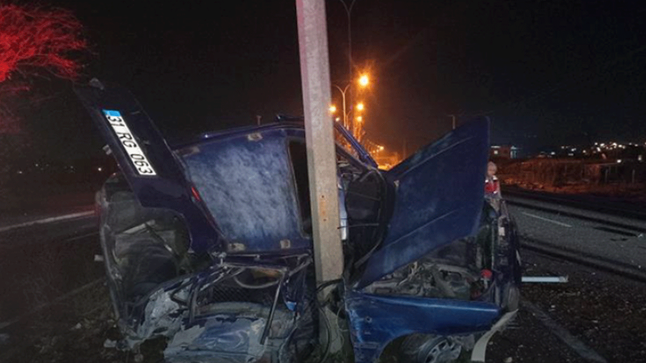 Tofaş resmen hurdaya döndü: Aydınlatma direğine çarptı!