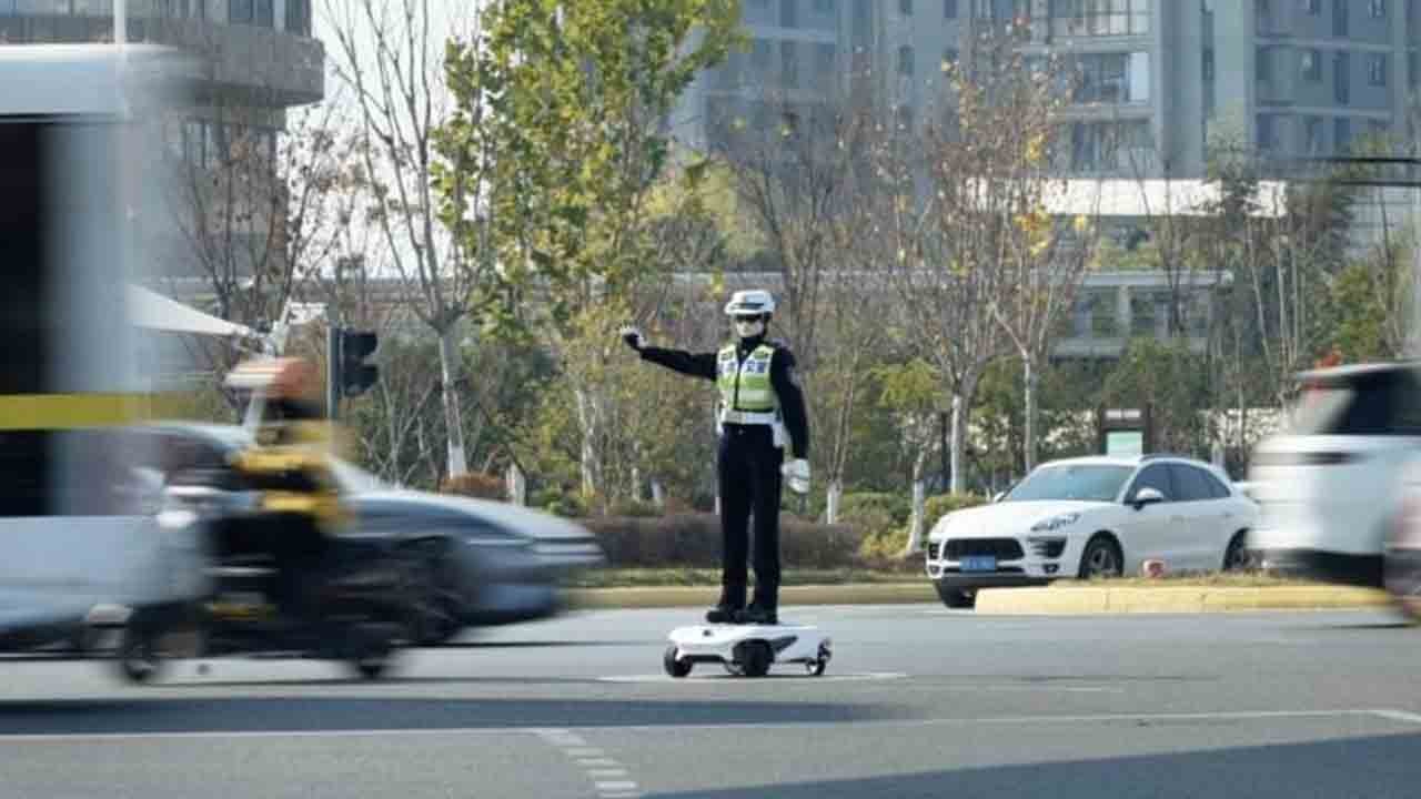 Trafikte yapay zekâ: Robot polis göreve başladı