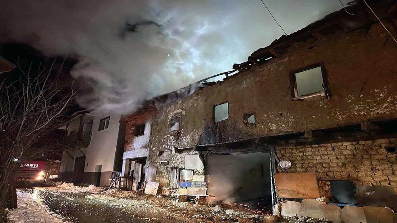 Uşak’ta iki katlı ev yangında kül oldu