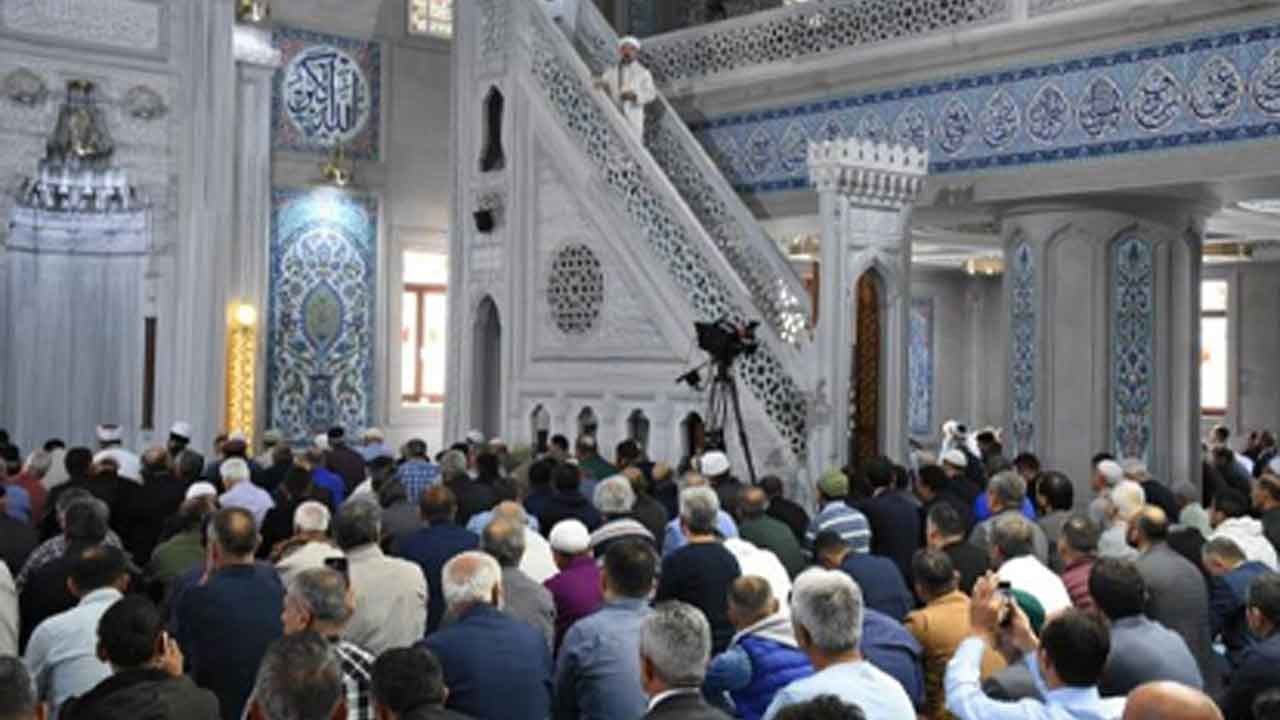 Vicdanları titreten Cuma hutbesi! Diyanet o konuya dikkat çekti