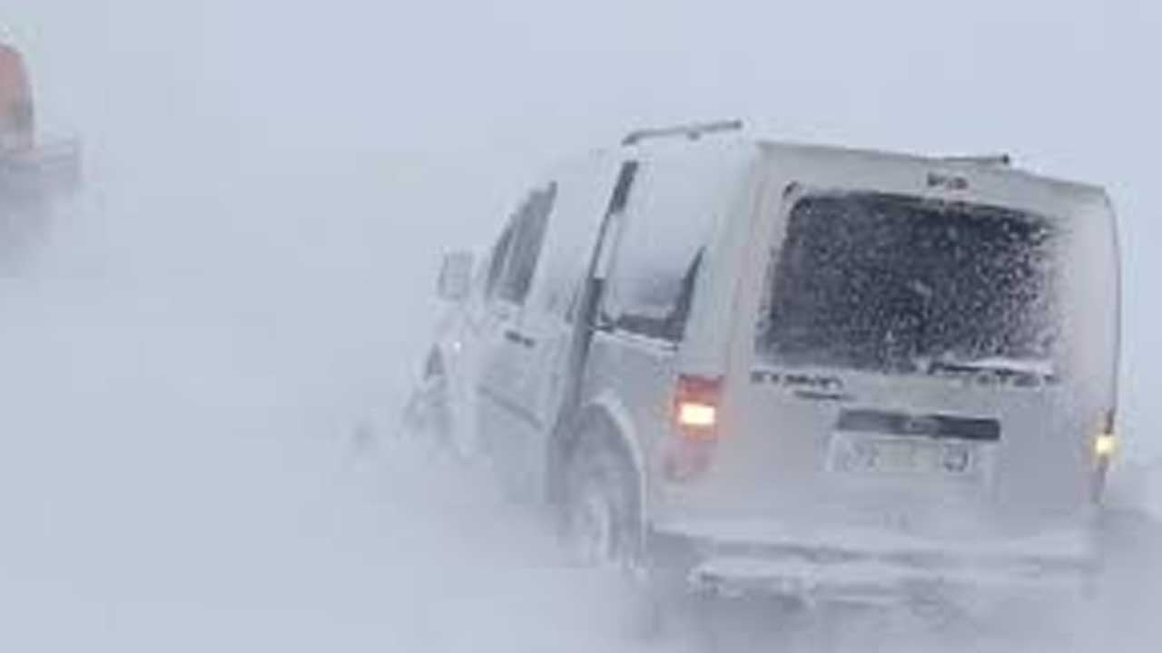 Yoğun kar yağışı etkili oluyor! Hasköy-Mutki yolu ulaşıma kapandı