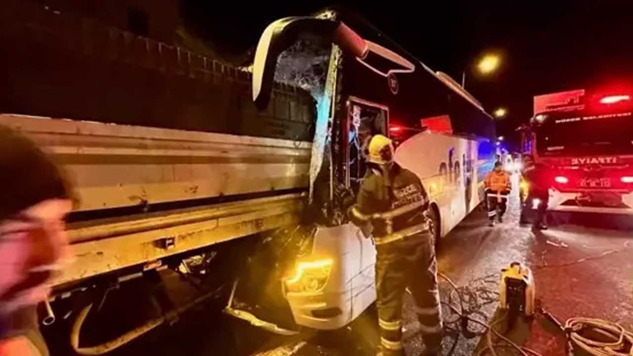 Yolcu otobüsü, TIR'a çarptı! Maalesef acı haber geldi