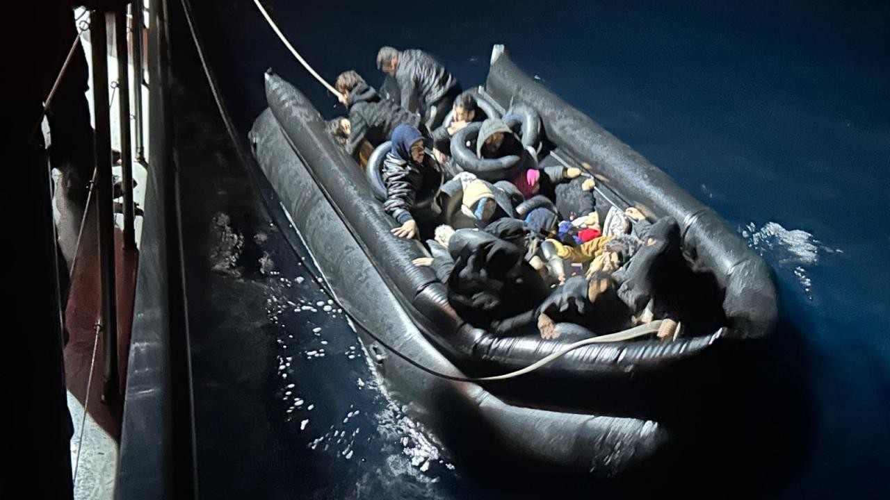 Yunanistan sahil güvenlik gemisi ile çarpışan bottaki düzensiz göçmenlerden 14'ü öldü