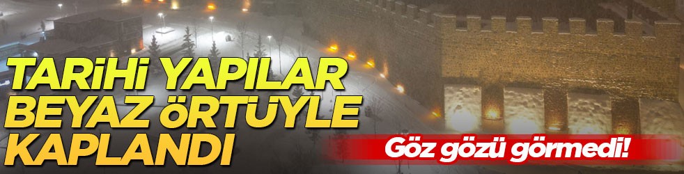 Göz gözü görmedi! Tarihi yapılar beyaz örtüyle kaplandı