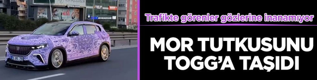 Trafikte g&ouml;renler g&ouml;zlerine inanamıyor! Mor tutkusunu Togg&rsquo;a taşıdı
