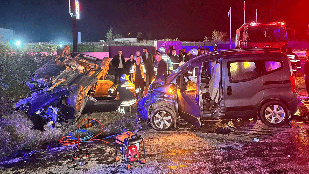 1 lastik patladı otoyol kan gölüne döndü! 2 TIR ile 3 otomobil birbirine girdi: 1 kişi öldü, 2 kişi yaralandı