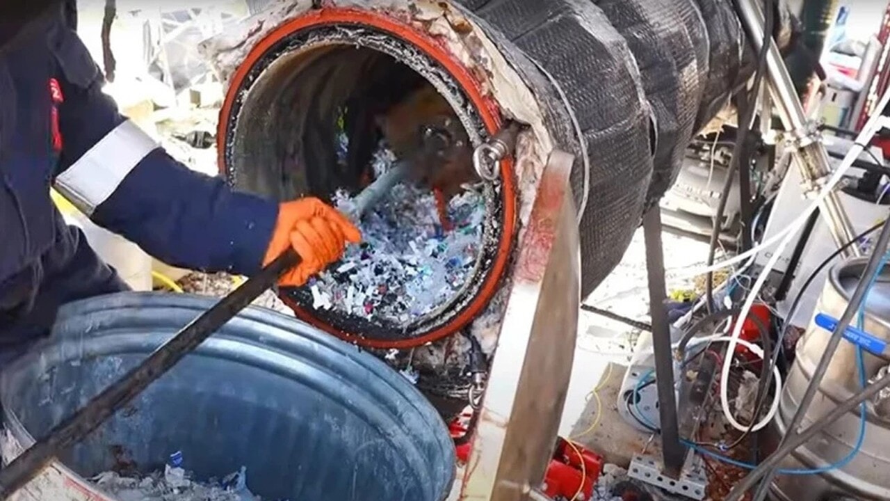 22 yaşındaki genç mucit, plastik atıkları araç yakıtına çevirdi