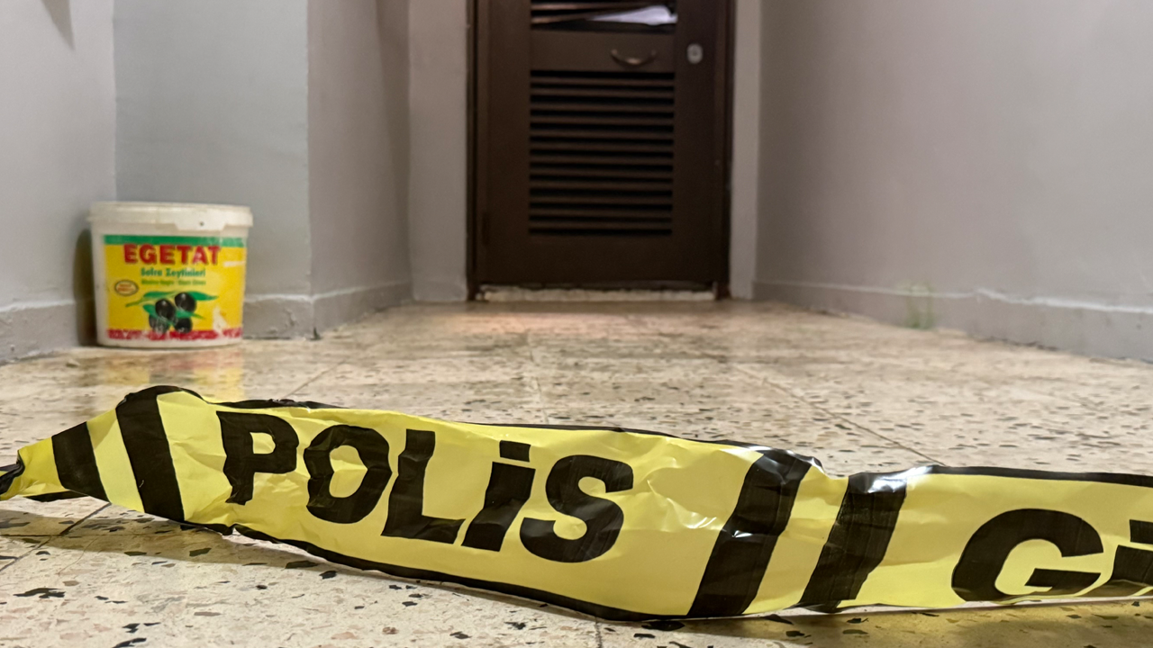 Annesine ve ağabeyini uyurken yataklarında öldürdü