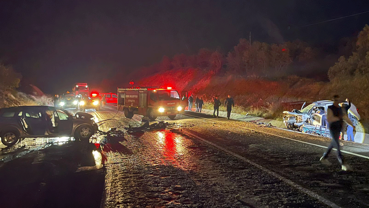 Boş yolda kafa kafaya dehşet! Yanan otomobildeki karı koca öldü, 3 kişi yaralandı