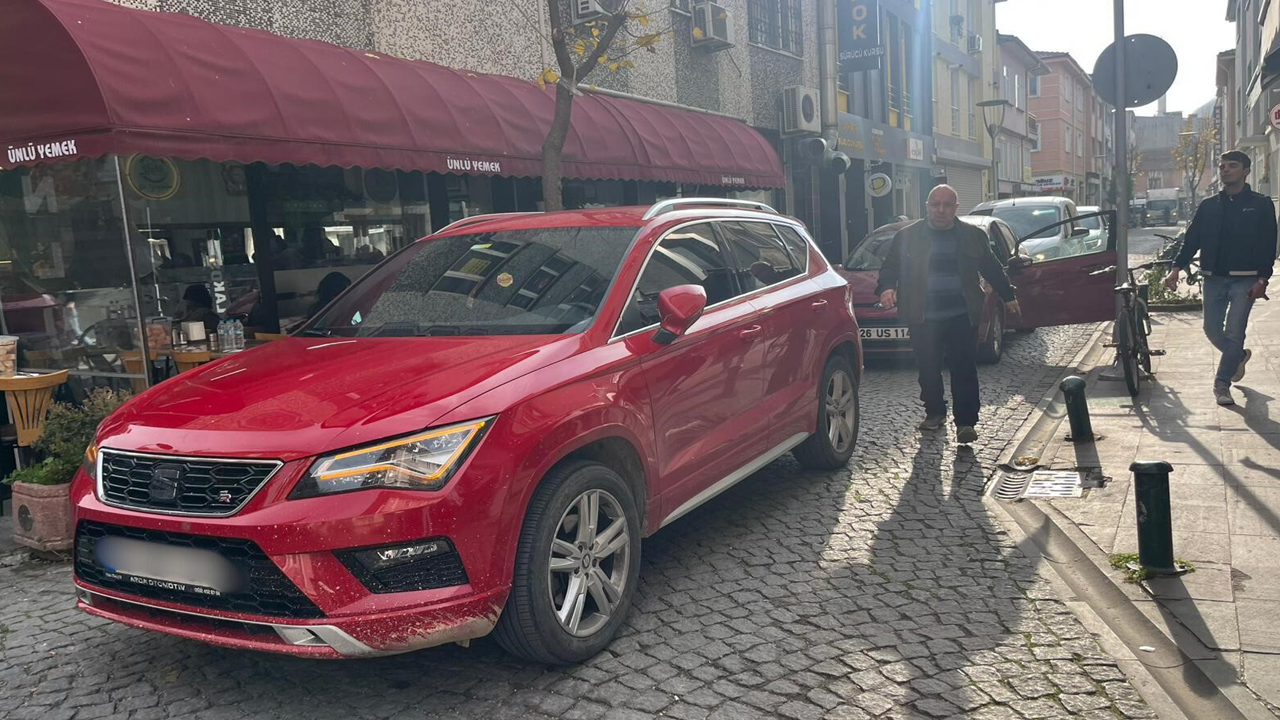 ‘Bu kadar da olmaz’ dediğimiz her şey tek tek oluyor! Otomobilini sokağın ortasında bırakıp işlerini halletmeye gitti