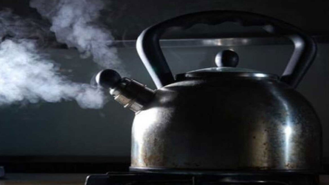 Çay içerken tartıştığı eşini kaynar suyla yaktı