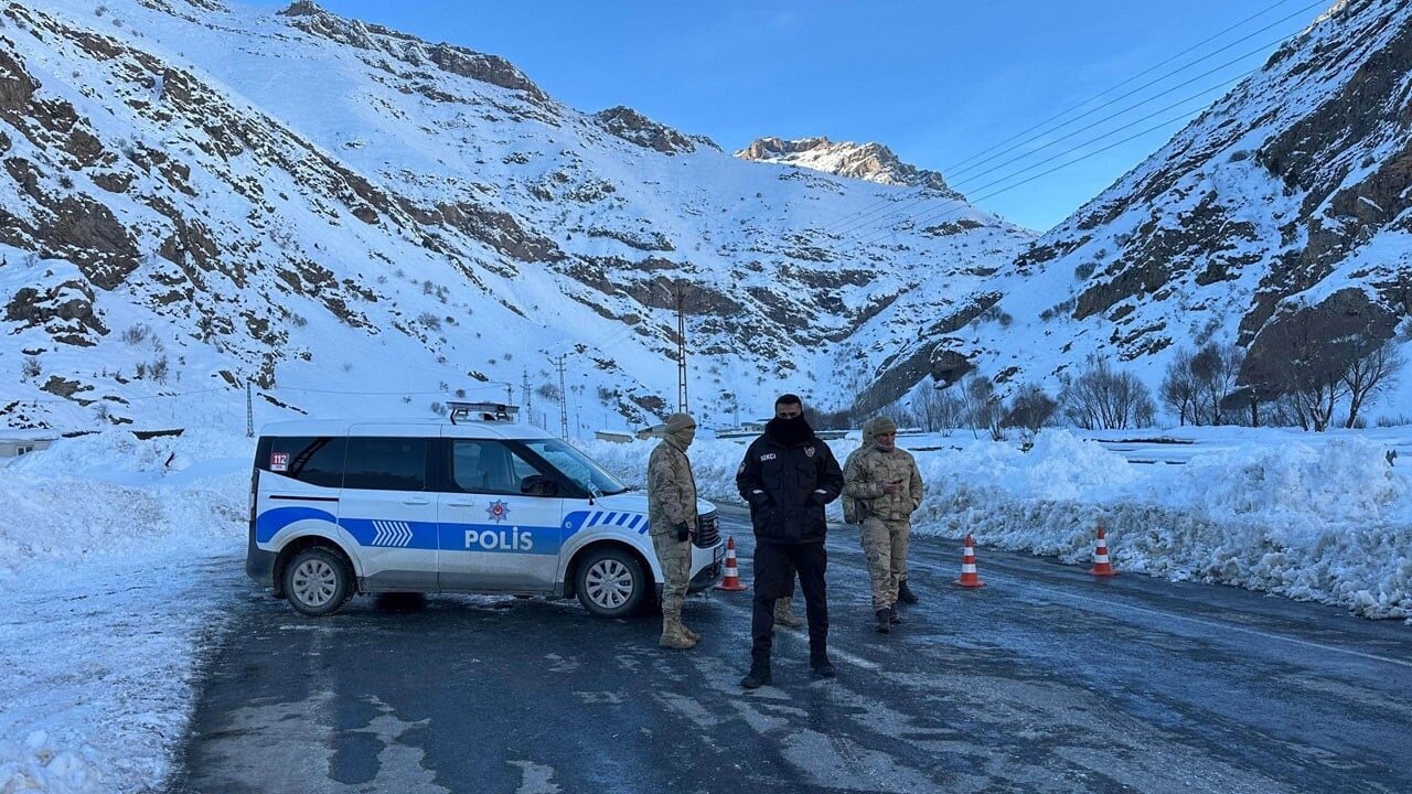 Çığ düşen Van-Çatak yolunda 5. gün: Geçişler sadece acil araçlara açık