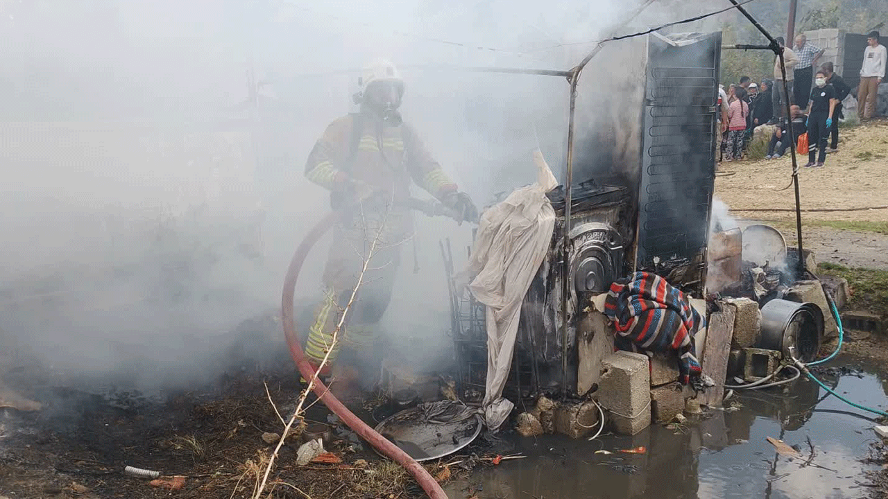 Depremzede ailenin hem konteyneri hem yürekleri yandı: 1 yaşındaki bebekleri öldü