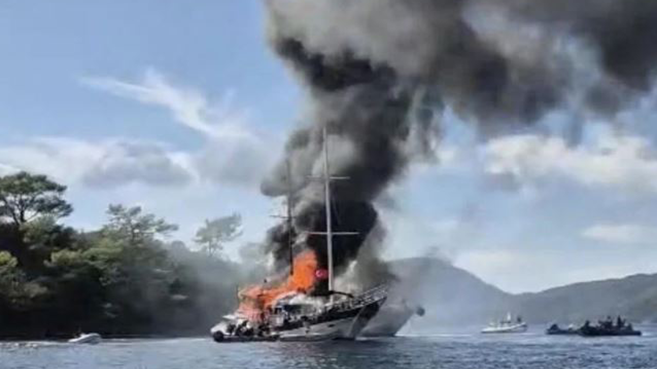 Fethiye'de alev topuna dönen tekne önce kül oldu sonra battı
