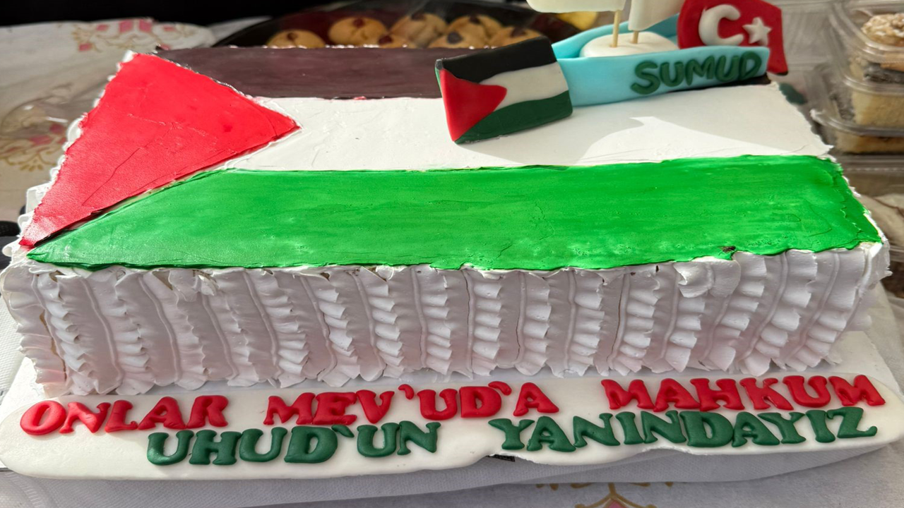 Filistin bayraklı pastayı 6 bin liraya satın alıp Kur'an kursu öğrencilerine hediye ettiler