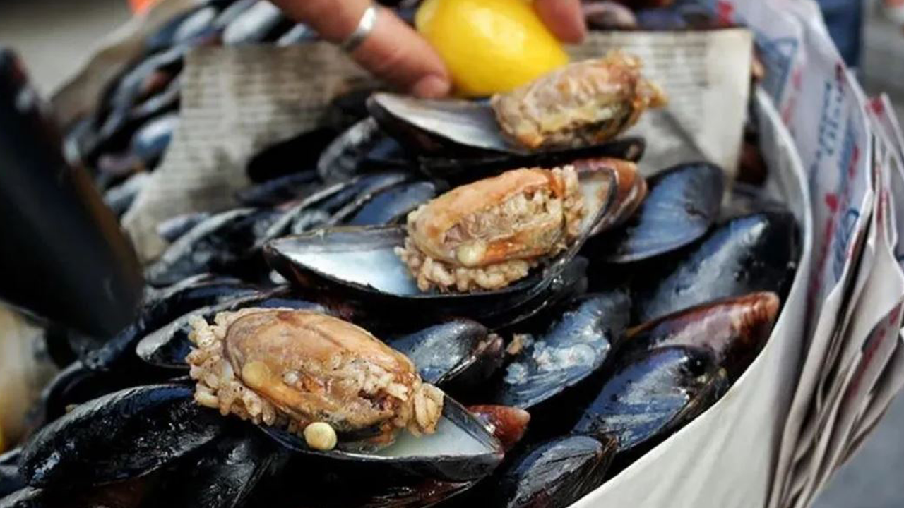 Midye yiyen 4 genç hastanelik oldu