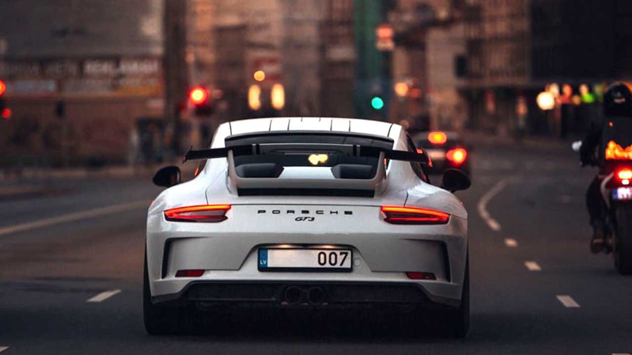 Porsche’ler birer birer kitlendi: Rusya’da yüzlerce araç uydu arızasıyla yolda kaldı