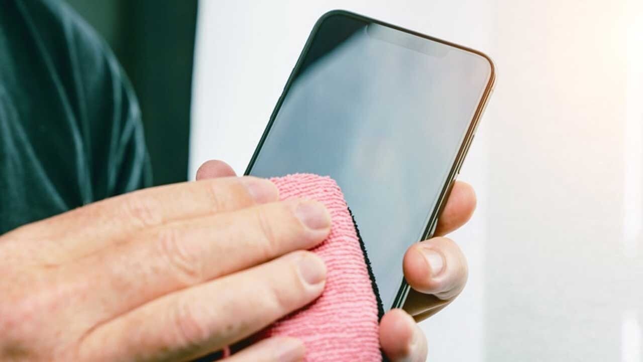 Telefonunuzu temizlerken yaptığınız bu hata, ekranı kalıcı olarak mahvedebilir