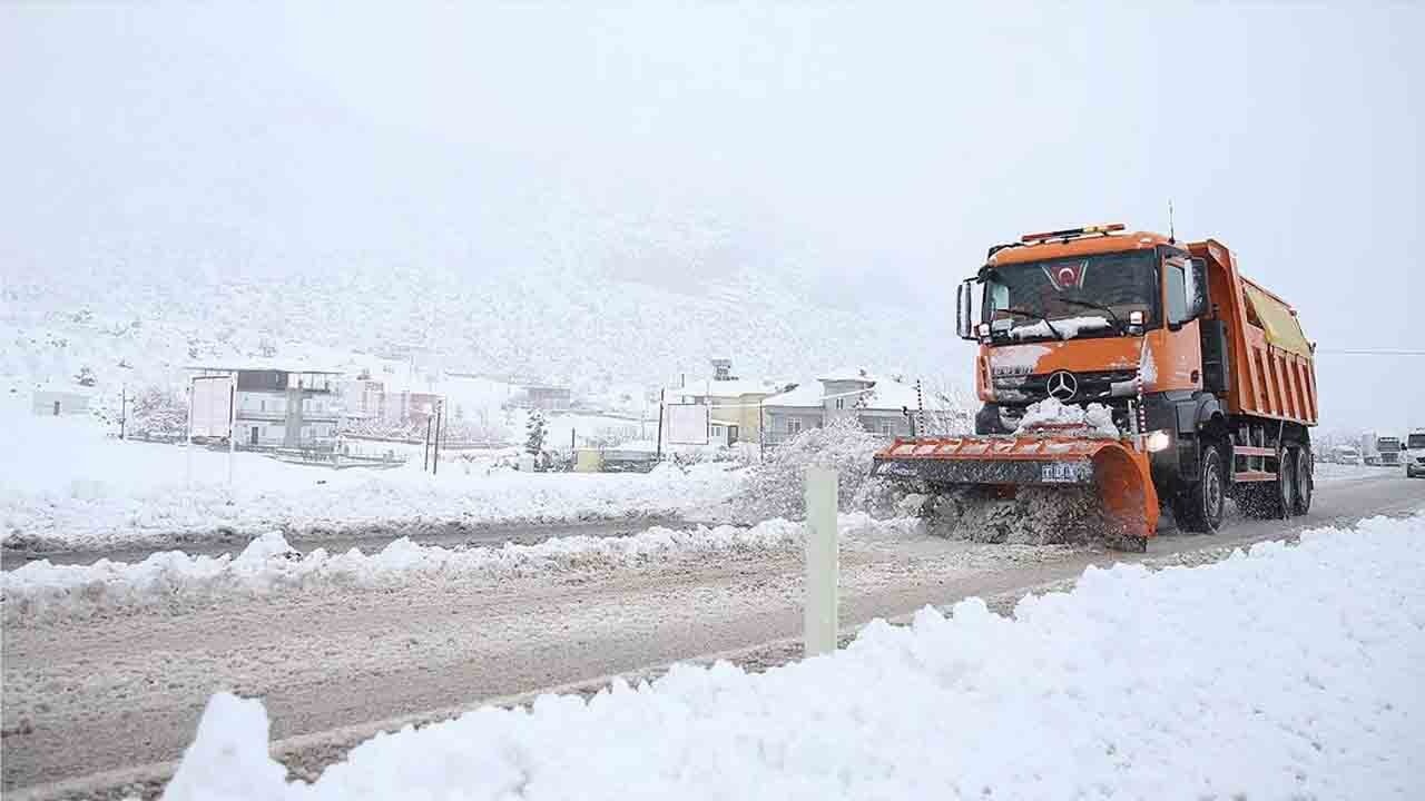 Tunceli’de yoğun kar hayatı felç etti: Bazı yollar ulaşıma kapandı