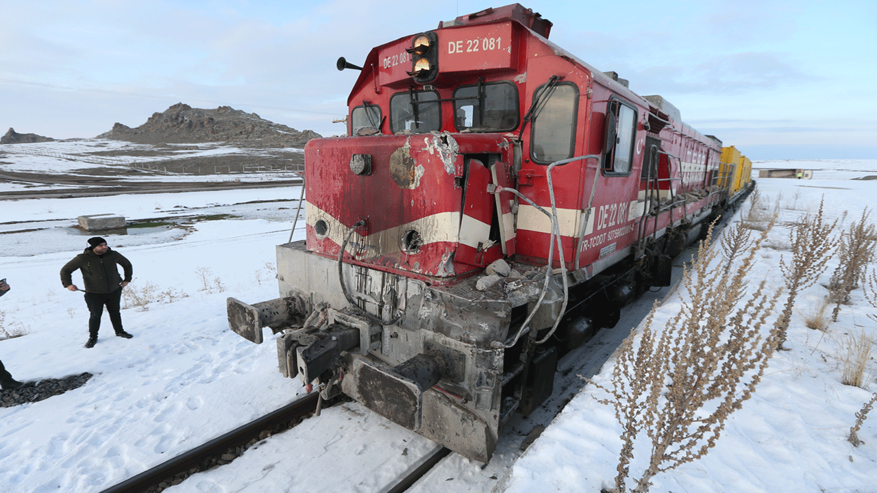 Yük treni kamyonu biçti! Sürücü öldü