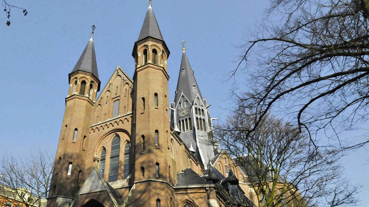 154 yıllık yapıda yangın, kule çöktü!