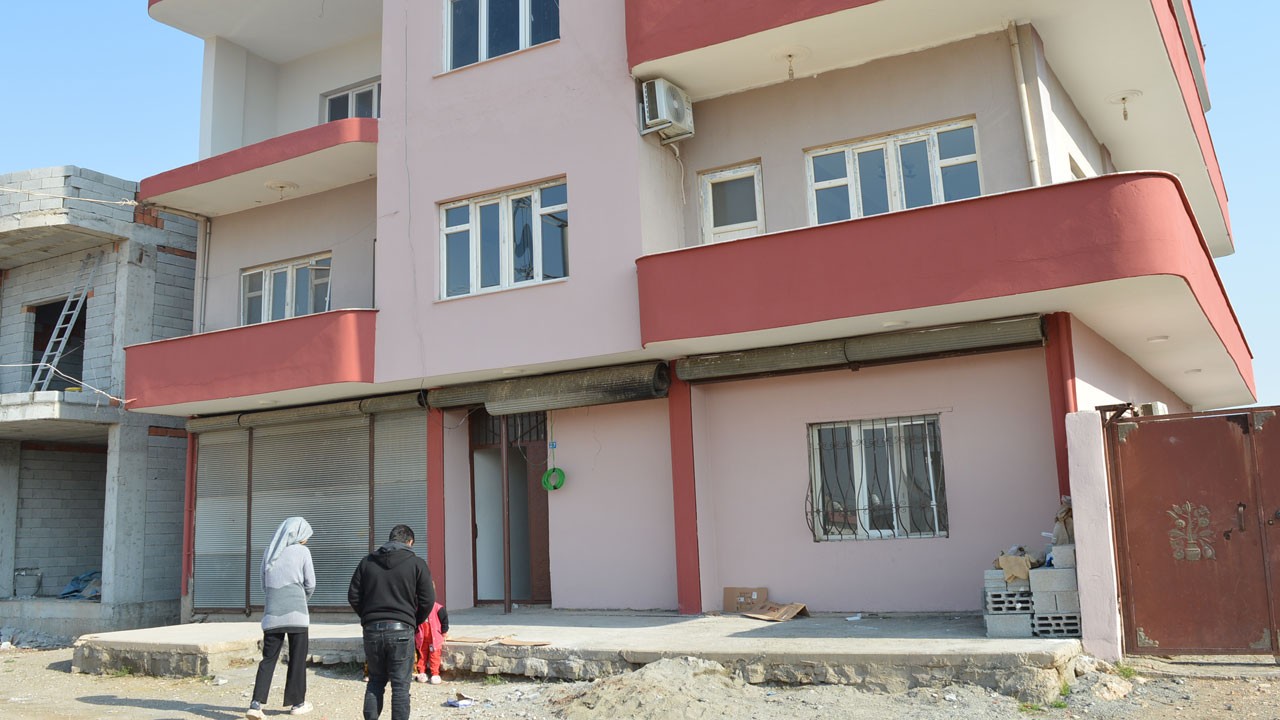 2 evlatlarını yangında kaybettiler! Acılı aile hırsızların hedefi oldu