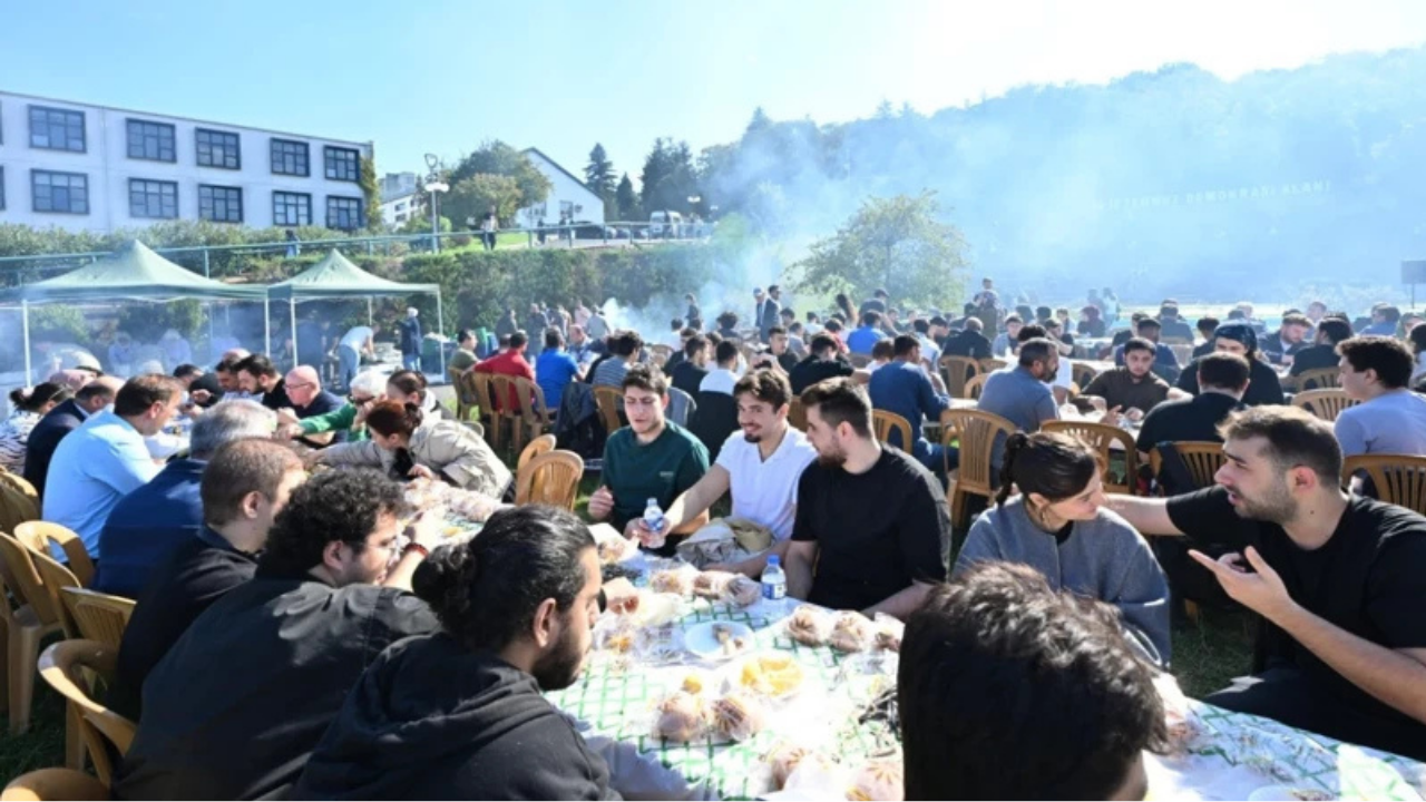 2 saatte 3 ton hamsi yediler