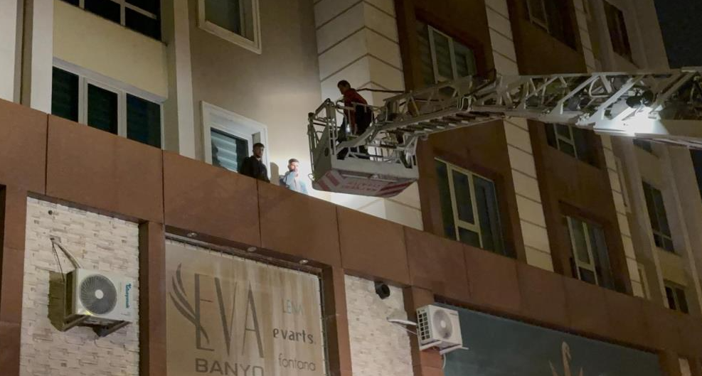 3. Kattan Çarşaflı İniş, Market Çıkıntısında Kurtarılmayı Beklediler