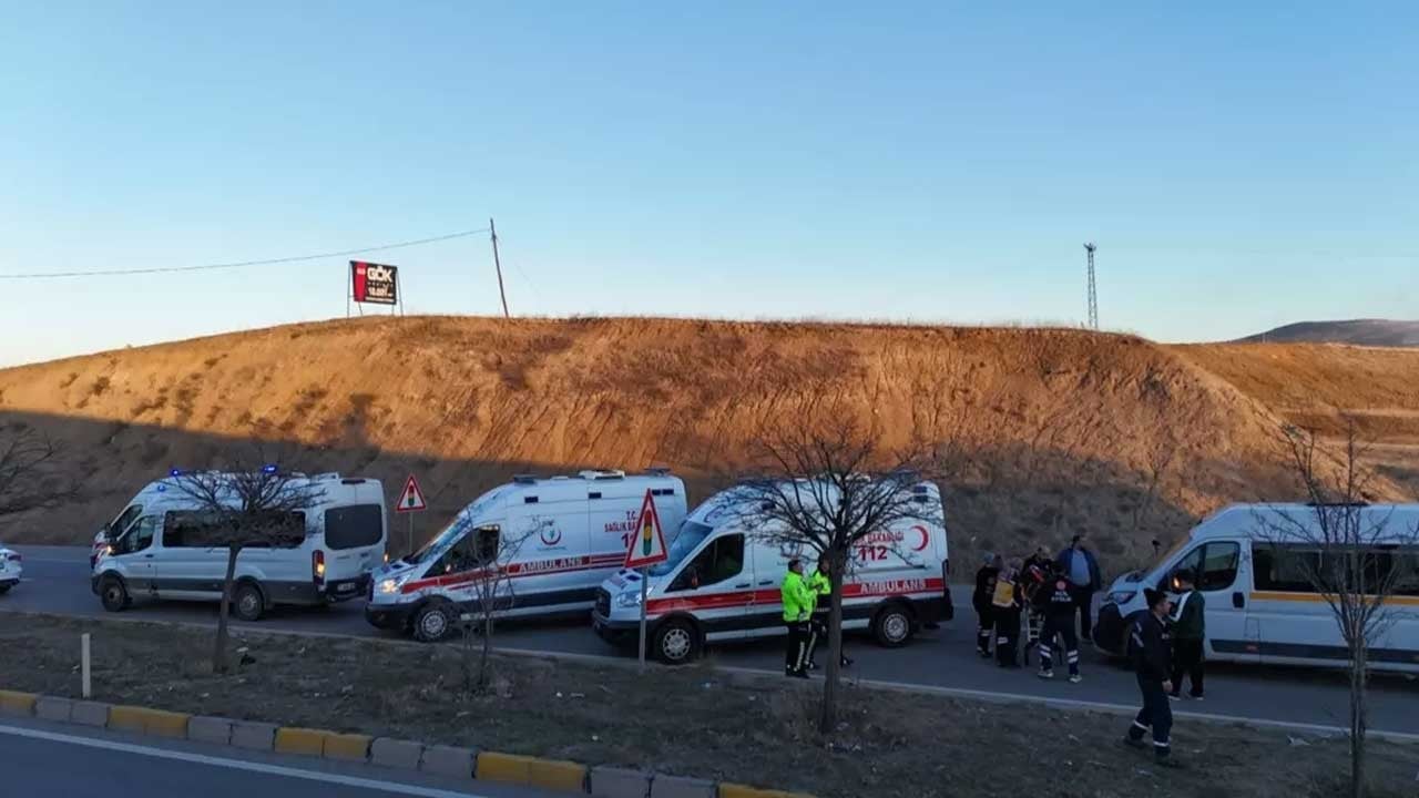 3 servis minibüsü çarpıştı! Çok sayıda yaralı var