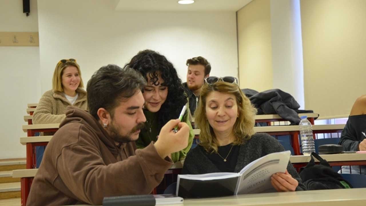 30 yıl sonra oğlu ile üniversite arkadaşı oldu