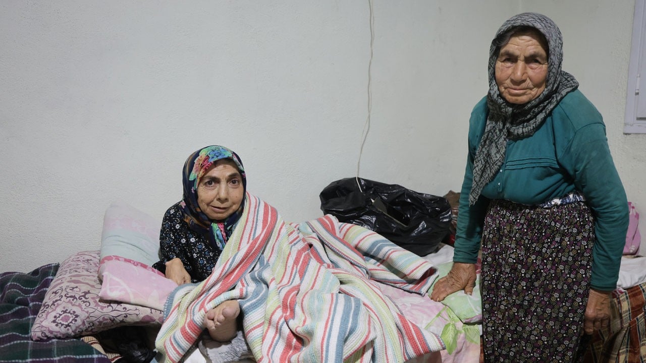 80 yaşındaki annenin bitmeyen sevgisi! Kızına 61 yıldır tek başına bakıyor