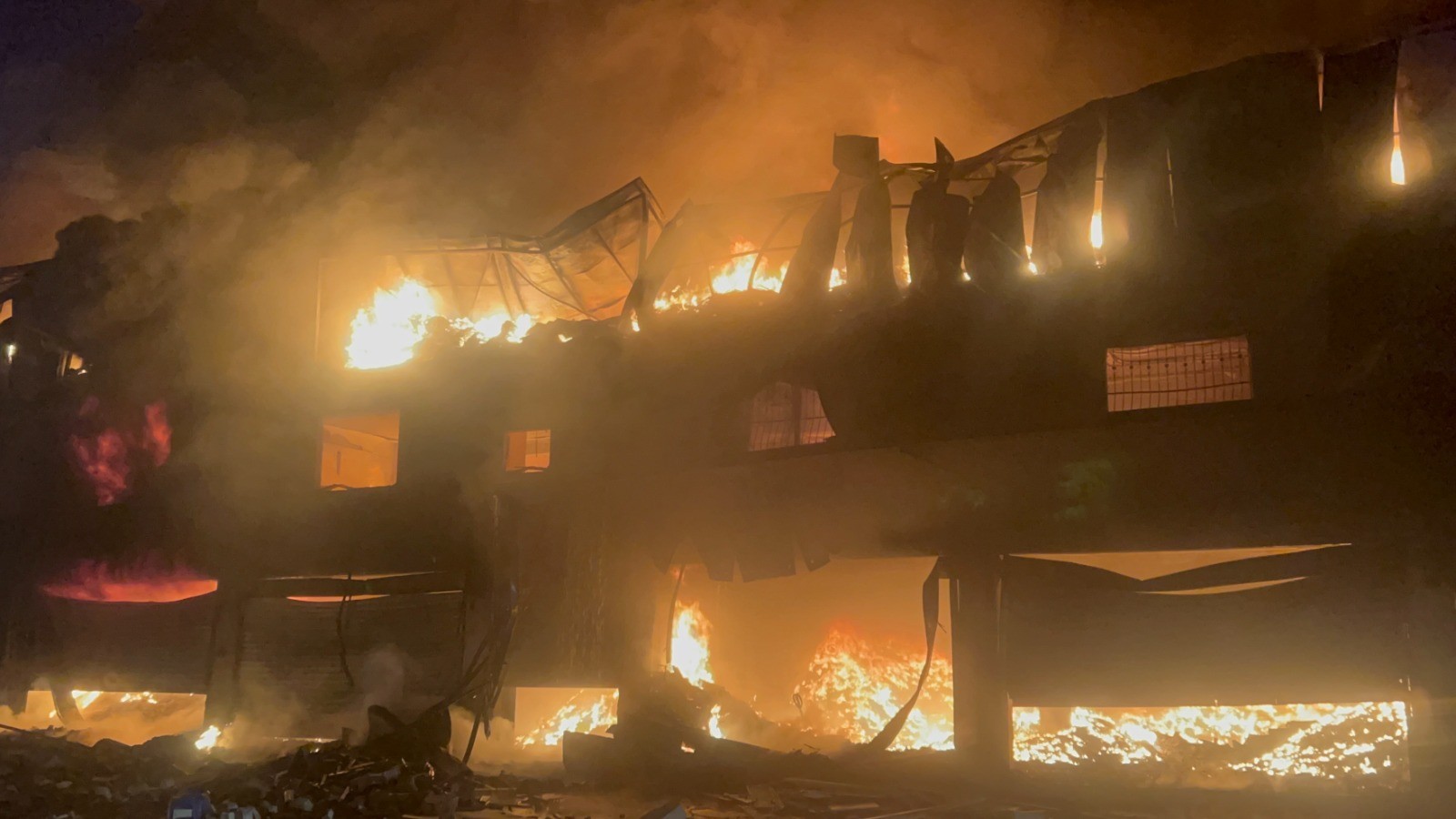 Adana’da alevler göğe yükseldi! 3 katlı dükkanda panik anları