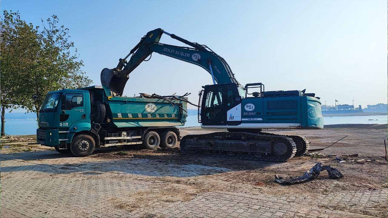 Adana'da "Amerikan Adası" temizliği: Kaçak yapılar yerle bir ediliyor!