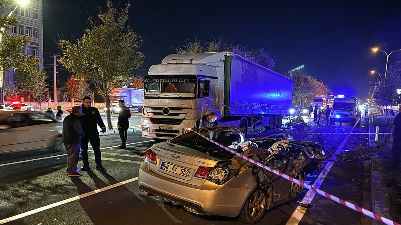 Aksaray'da otomobil tıra çarptı! 1 ölü 1 yaralı