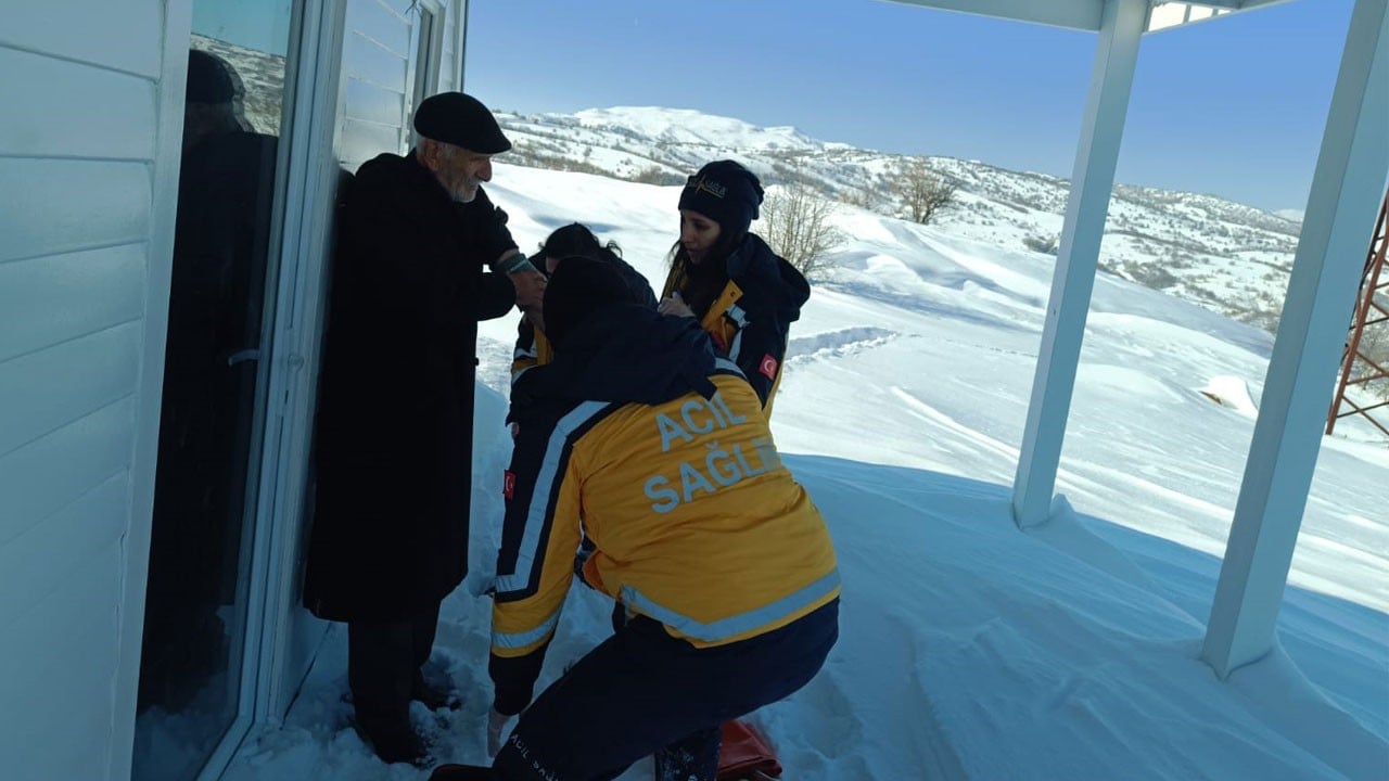 Ambulans giremediği yolda sağlıkçılar 1 kilometre yürüdü