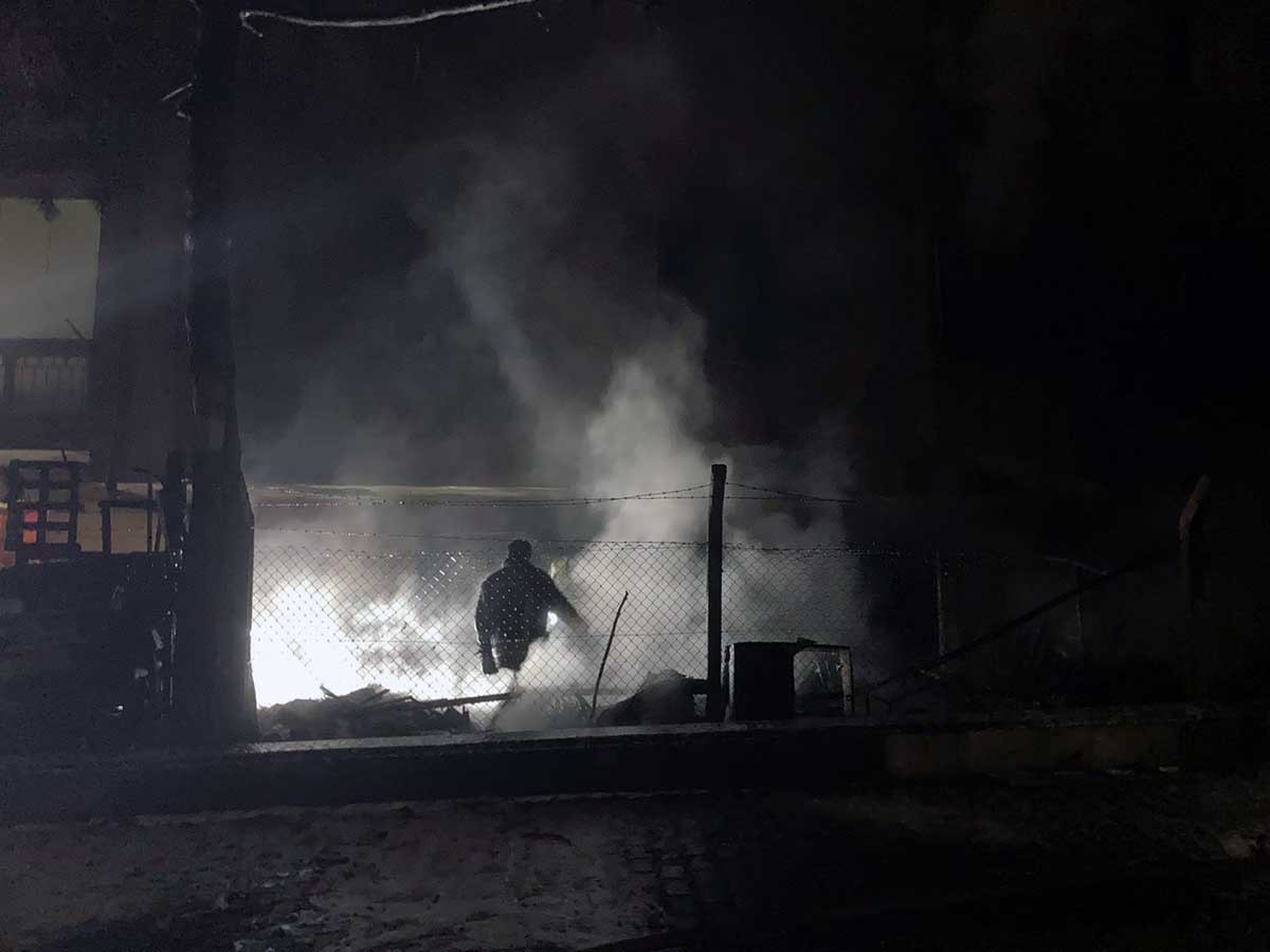 Ankara’da hurdalık alanda çıkan yangın apartmana sıçradı; 8 kişi dumandan etkilendi