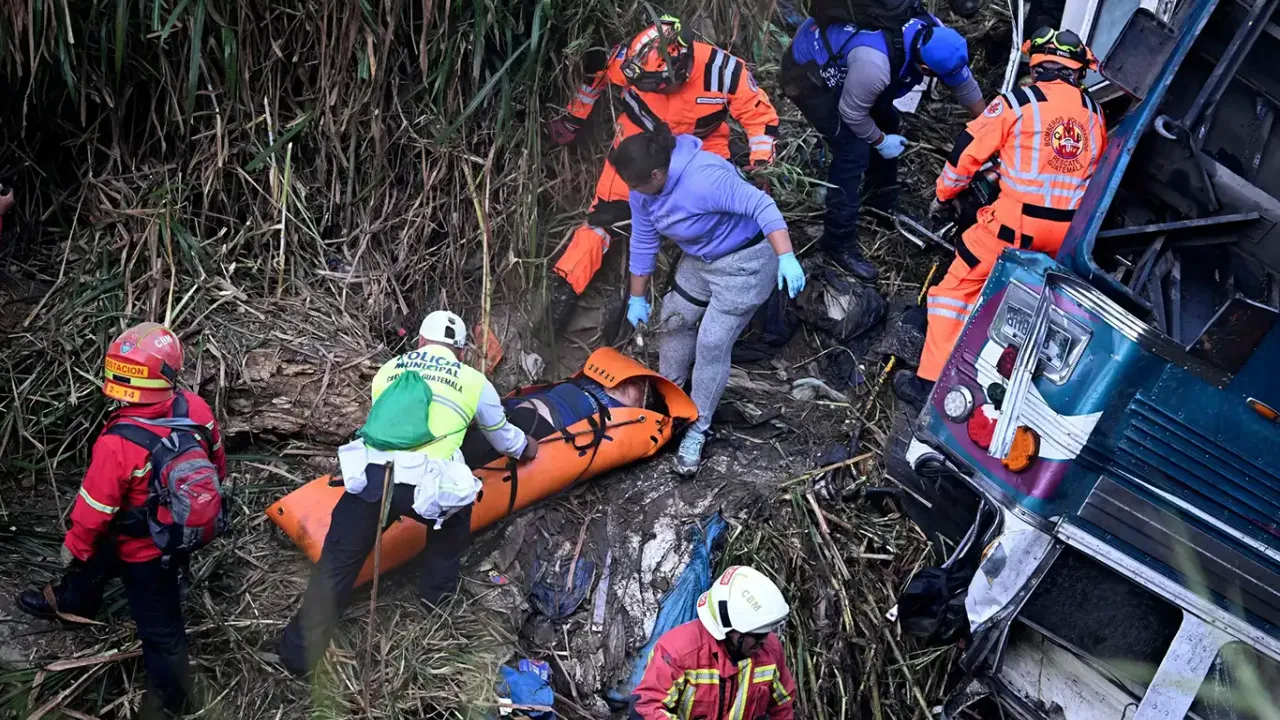 Araç uçurumdan düştü, 16 kişi öldü!