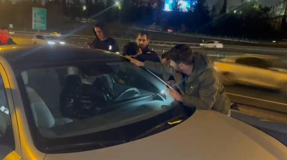 Aracının içinde uyuyan adamı itfaiye böyle uyandırdı