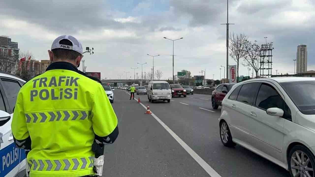 Araçtan inip saldırana 3 yıl hapis! Yeni trafik cezalarını Bakan Yerlikaya duyurdu