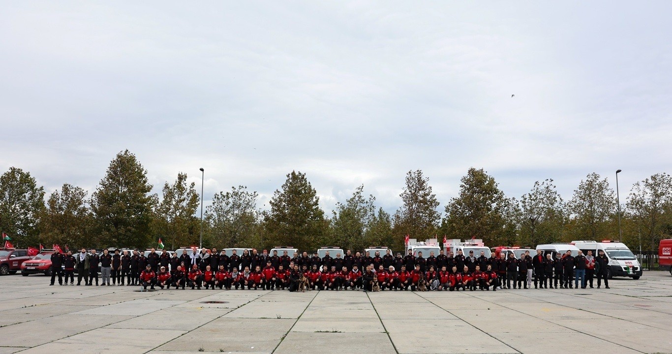 Arama kurtarma ekiplerinden Gazze konvoyu: Yüzlerce araçla İsrail Konsolosluğu'na yürüdüler